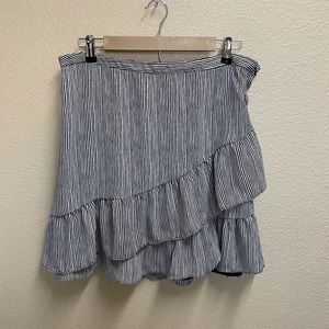 🛍3/$15🛍 BANANA REPUBLIC Ruffle Trim Mini Skirt size 12 Navy Blue Striped EUC